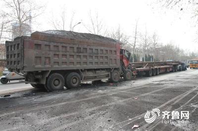 張店 兩貨車追尾致車頭損毀嚴重，交警迅速救援并疏導(dǎo)交通，提醒使用道路減速設(shè)備
